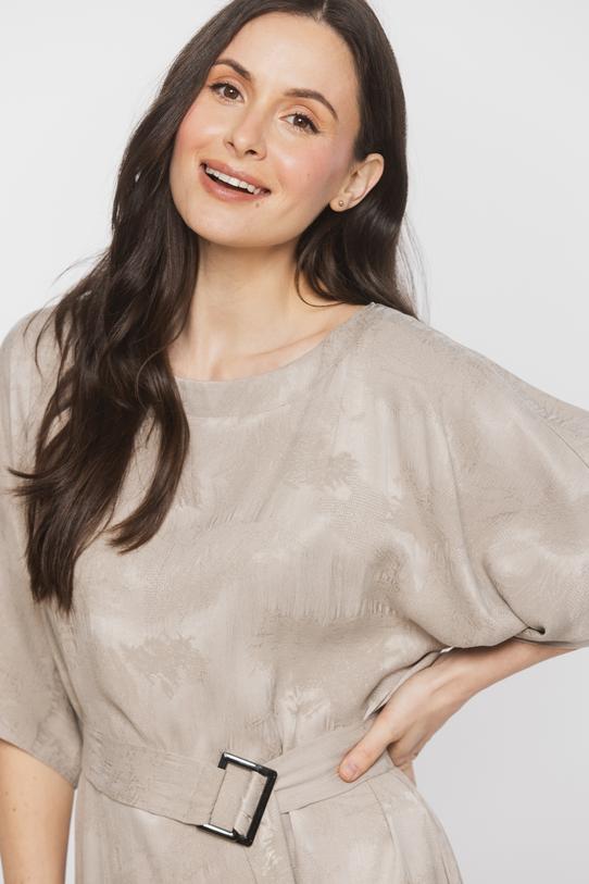 Letnia sukienka z fakturowanej beżowej tkaniny wiskozowej - 6