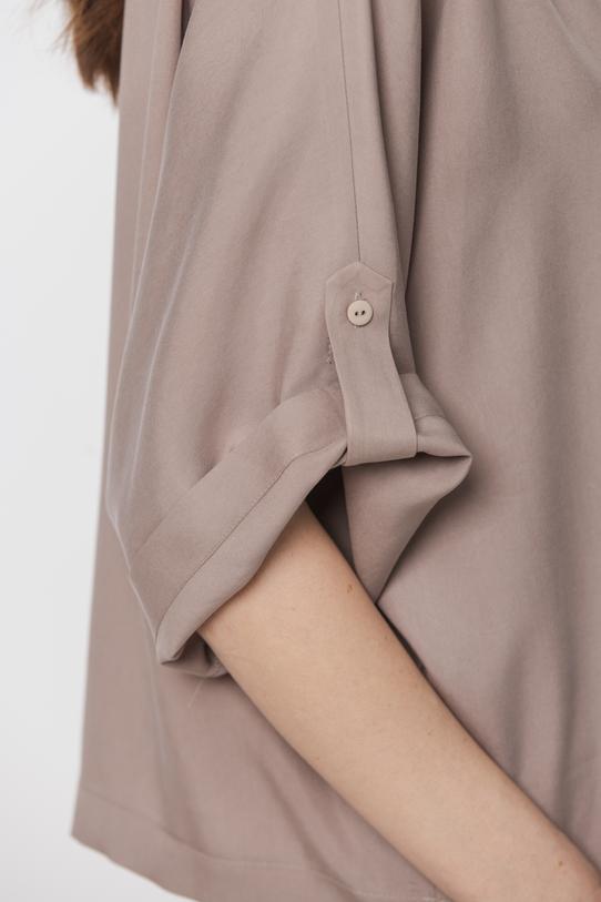 Przewiewna beżowa bluzka z tencelu  o luźnym kroju - 5