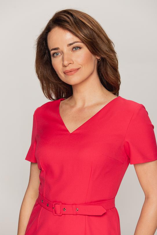 Malinowa dopasowana sukienka