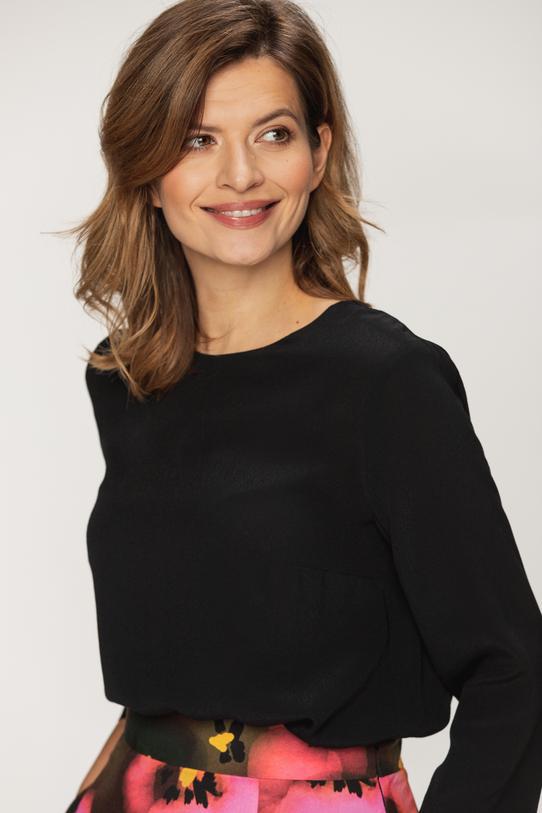 Minimalistyczna czarna bluzka