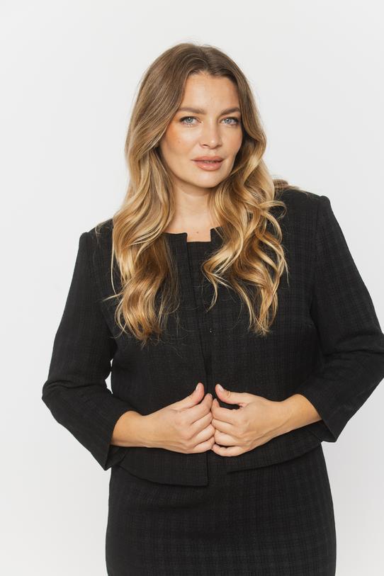 Minimalistyczny czarny żakiet z wyrazistą fakturą tkaniny - 4