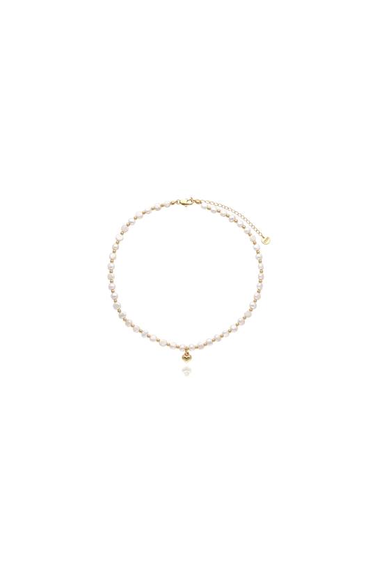 common:product-alt-prefix A necklace made of natural pearls with a gold heart pendant