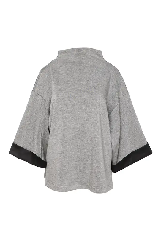 Obszerna bluzka z dzianiny ze stójką i rękawem 3/4 - 1