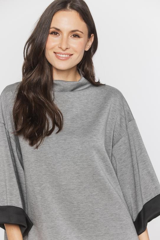 Obszerna bluzka z dzianiny ze stójką i rękawem 3/4 - 4