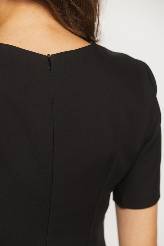 Ołówkowa czarna sukienka z krótkim rękawem w klasycznym wydaniu - 5