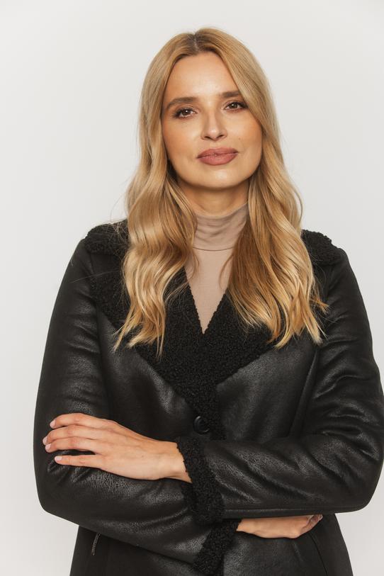 Czarny kożuszek z kołnierzem i zapięciem na guziki - 4