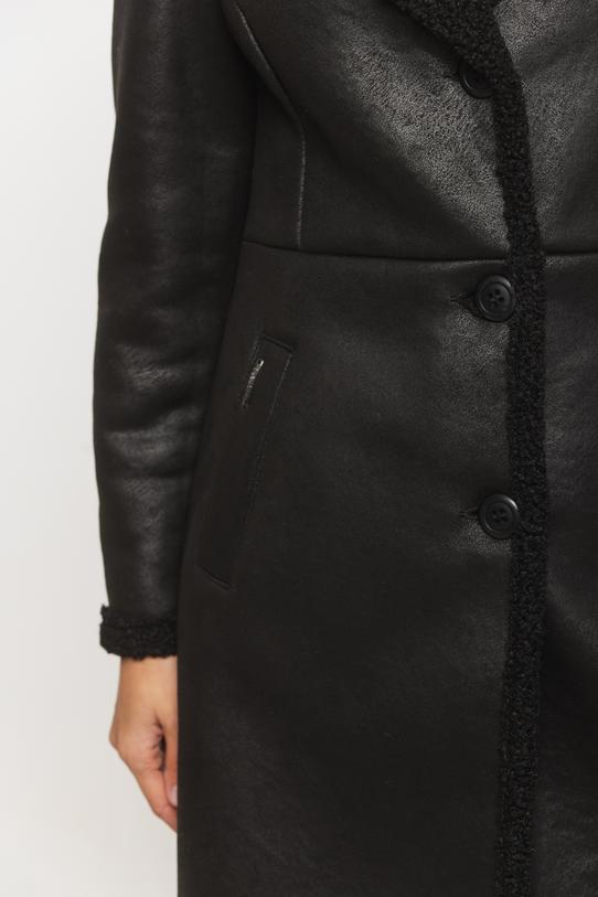 Czarny kożuszek z kołnierzem i zapięciem na guziki - 5