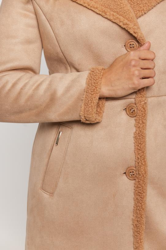 Beżowy kożuszek z kołnierzem i zapięciem na guziki - 5