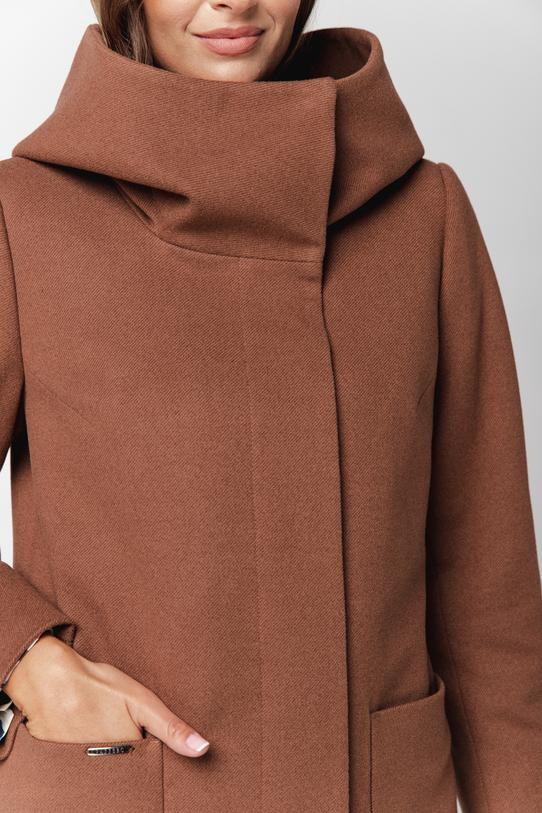 Karmelowy ocieplany płaszcz ze stójką i  kapturem - 3