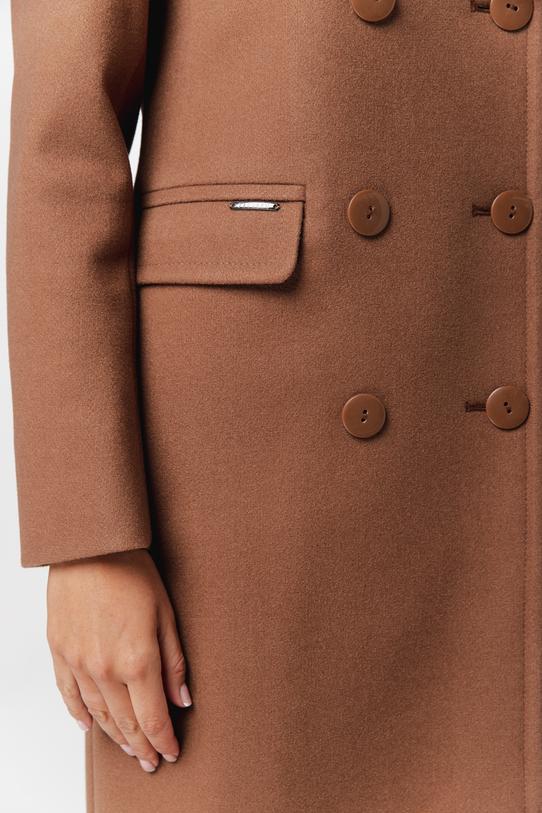 Zimowy karmelowy płaszcz z dużym wykładanym kołnierzem - 3