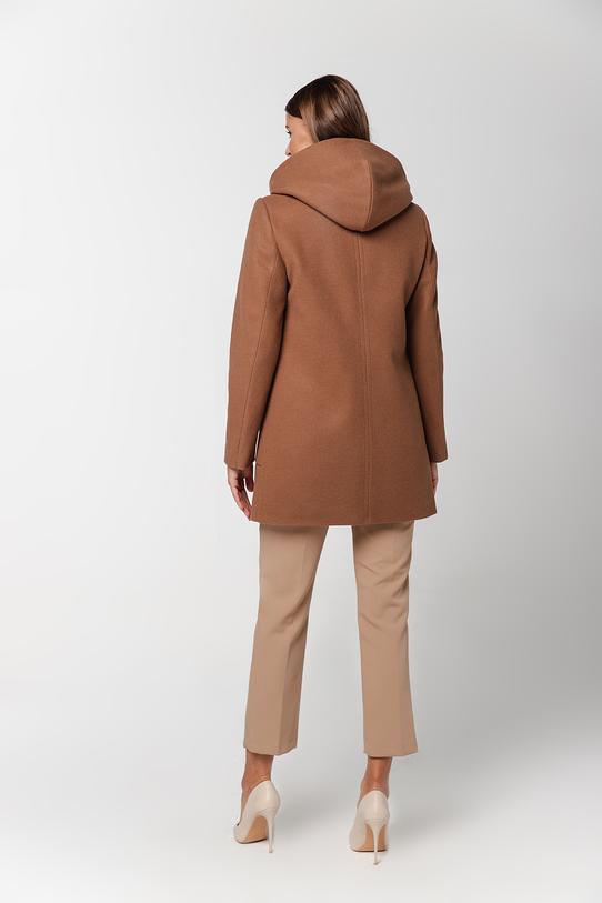 Krótki karmelowy płaszcz z kapturem i kieszeniami - 1