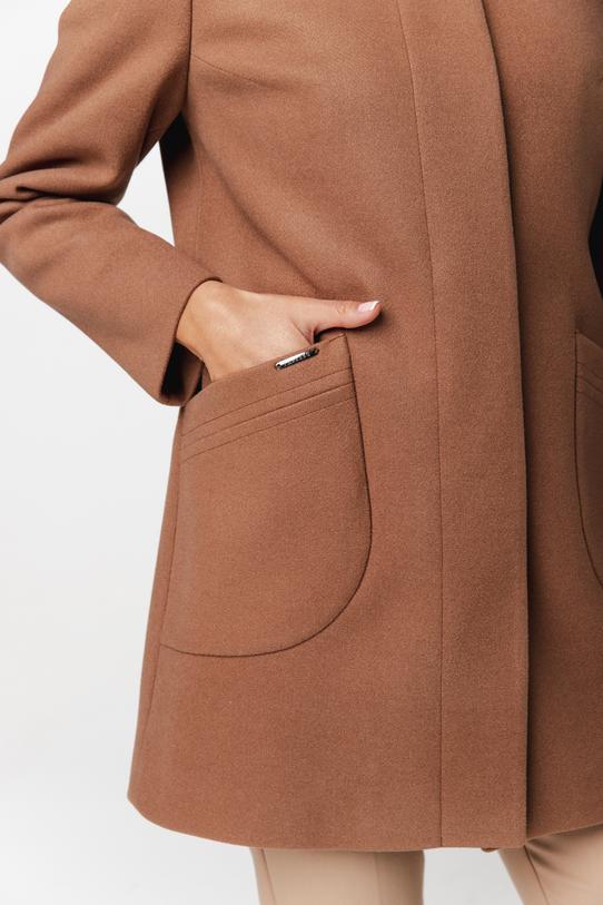 Krótki karmelowy płaszcz z kapturem i kieszeniami - 3