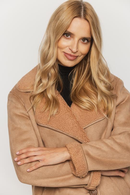 Beżowy krótki kożuszek z wykładanym kołnierzem - 4