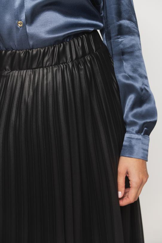 Plisowana czarna spódnica z błyszczącej tkaniny - 4