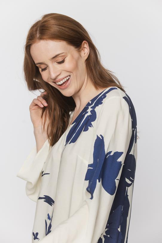 Przewiewna bluzka ecu w granatowe kwiaty - 4