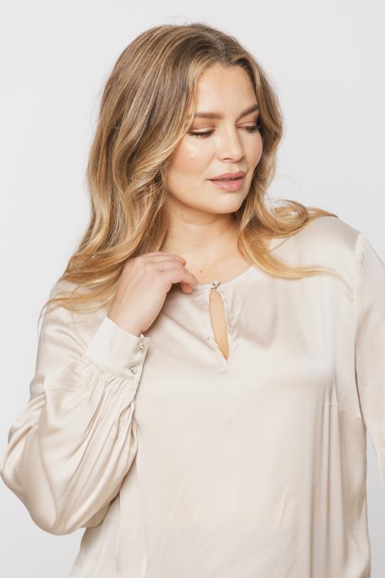 Satynowa beżowa bluzka w eleganckim stylu - 4