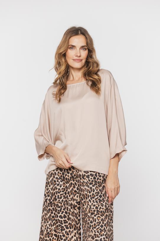 Satynowa beżowa bluzka z nietoperzowym rękawem - 2