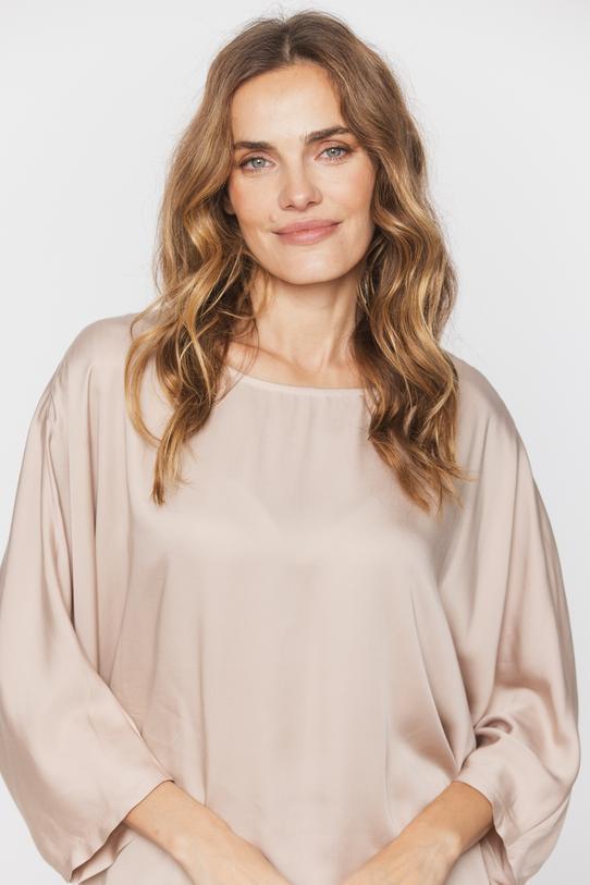 Satynowa beżowa bluzka z nietoperzowym rękawem - 4