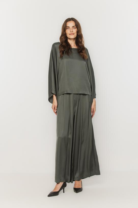 Satynowa bluzka khaki z prostym szerokim rękawem - 2