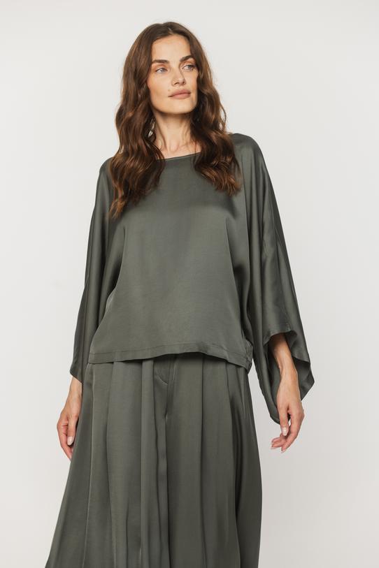 Wizualizacja Satynowa bluzka khaki z prostym szerokim rękawem
