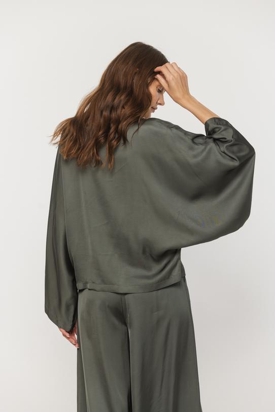 Satynowa bluzka khaki z prostym szerokim rękawem - 4