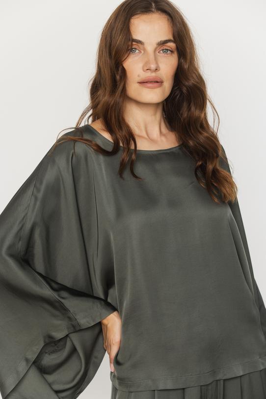 Satynowa bluzka khaki z prostym szerokim rękawem - 5