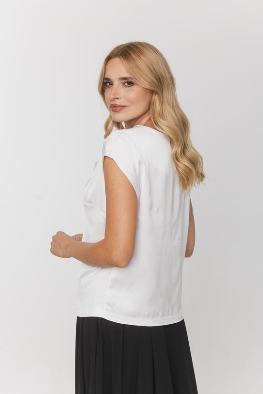 Satynowa bluzka w jasnym odcieniu z dekoltem typu woda - 4