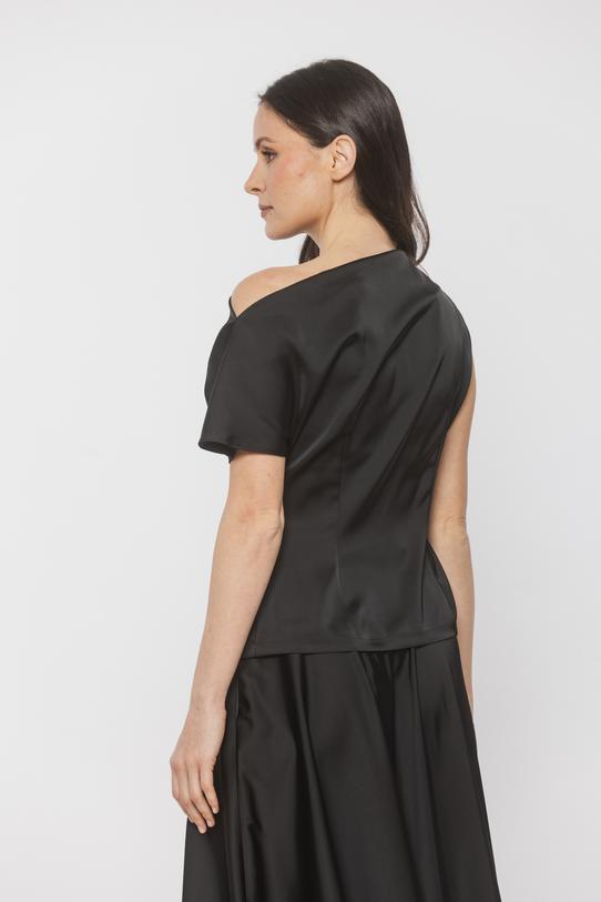 Satynowa czarna bluzka z opadającym dekoltem - 3