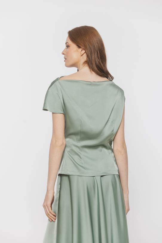 Satynowa kobieca bluzka z opadającym dekoltem - 4