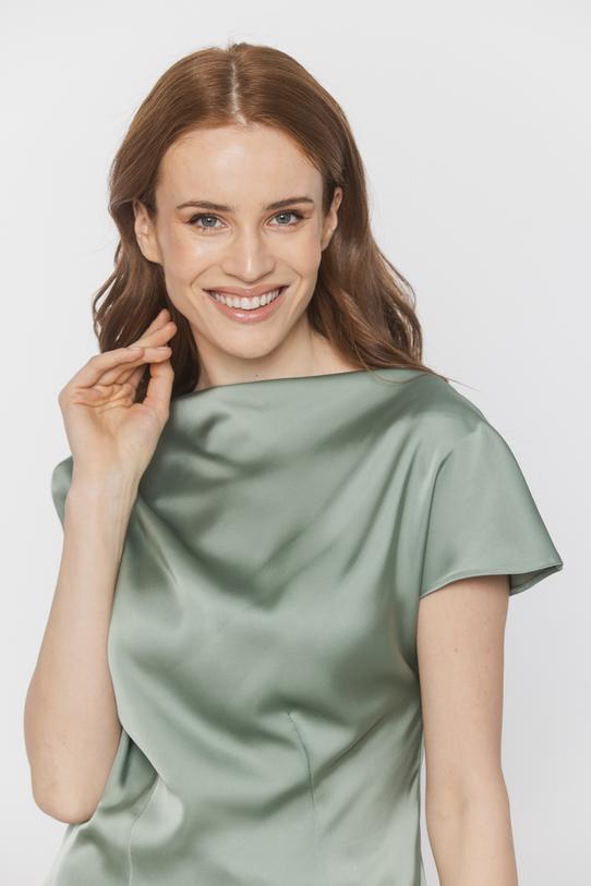 Satynowa kobieca bluzka z opadającym dekoltem - 5