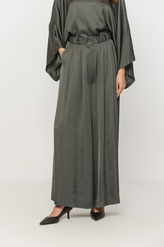 Satynowe szerokie spodnie khaki z paskiem i kieszeniami - 2