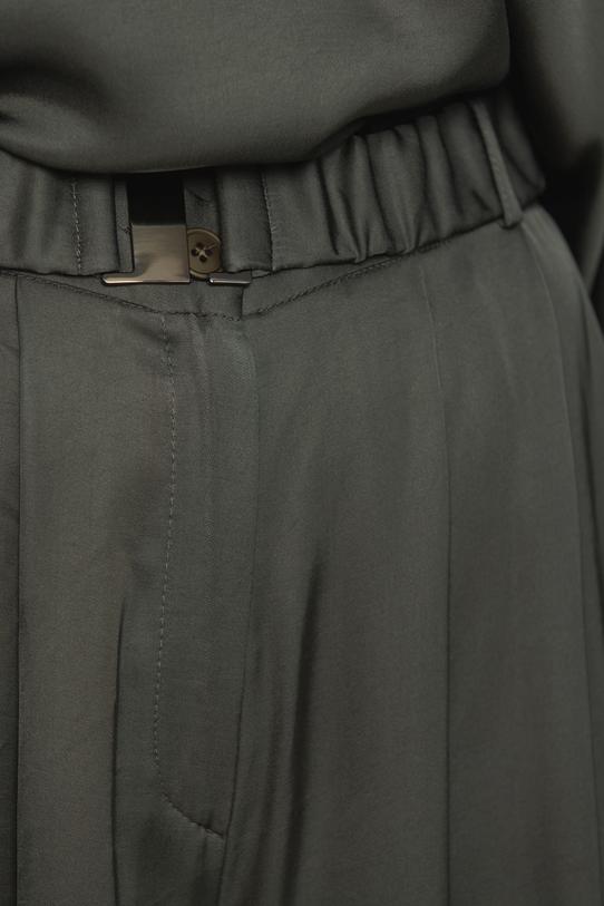 Satynowe szerokie spodnie khaki z paskiem i kieszeniami - 4