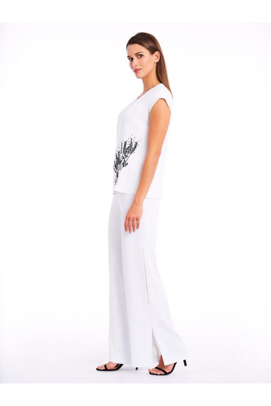 common:product-alt-prefix White pants with striking cracks