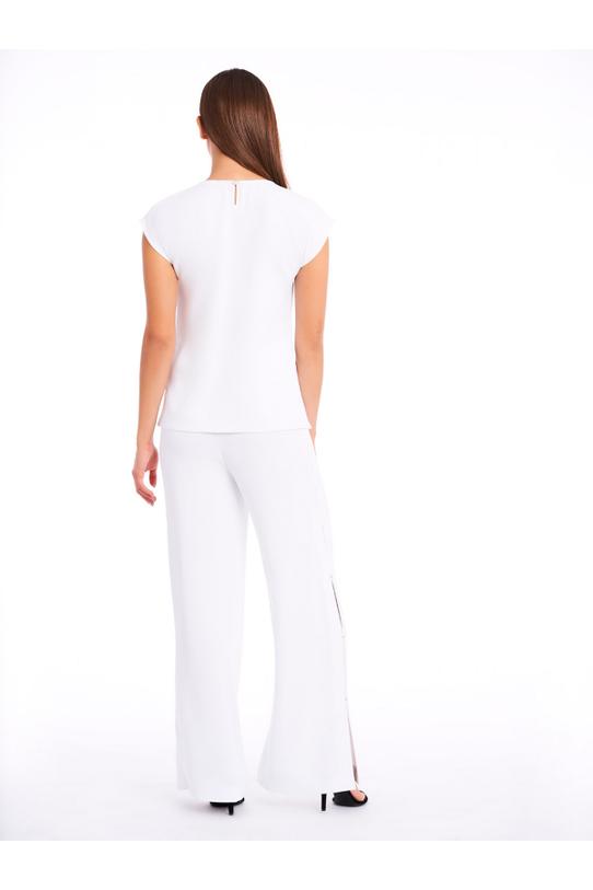 White pants with striking cracks - 2