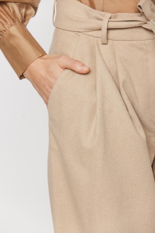 Szerokie beżowe spodnie z zakładami - 4
