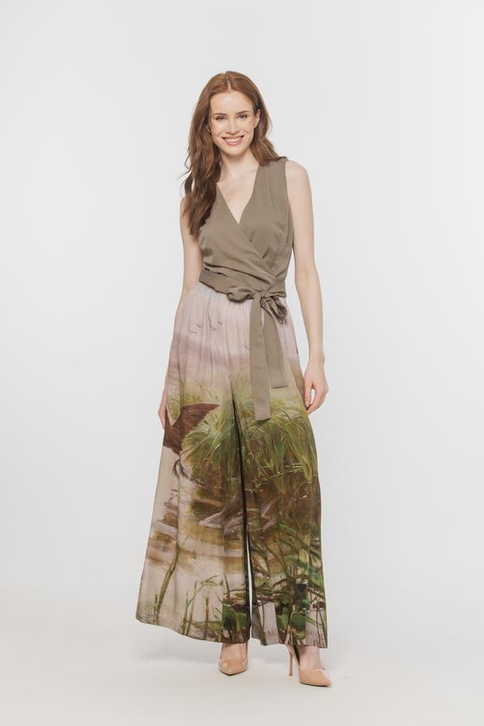 Wizualizacja Spodnie z wiskozy z printem inspirowanym obrazami Chełmońskiego