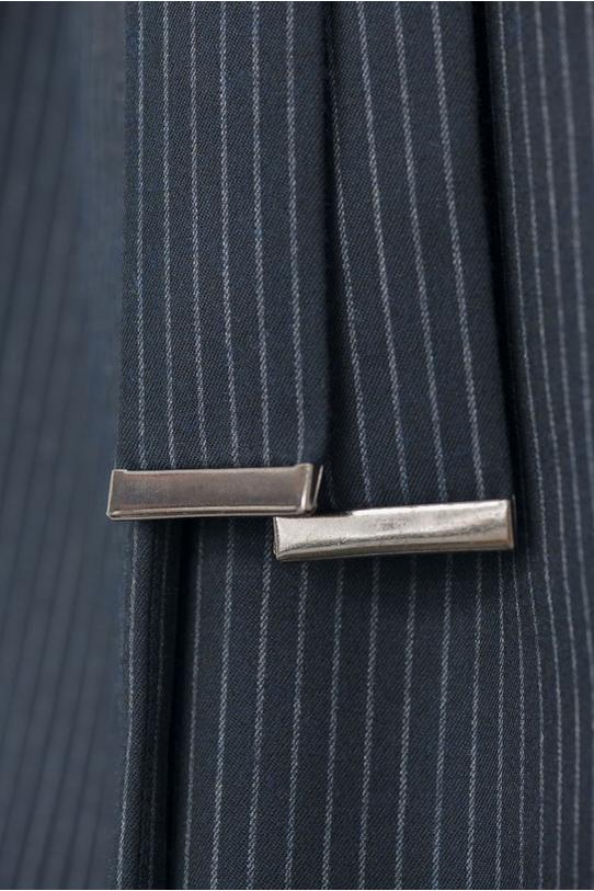 Grafitowa sukienka w delikatne paski - 5