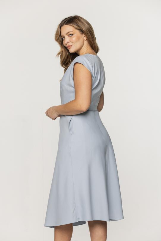 Sukienka midi z paskiem w talii - 4