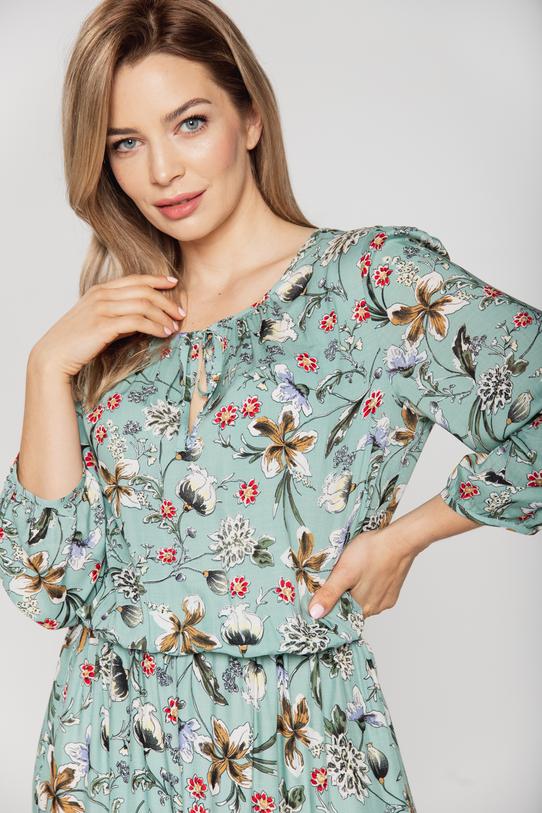 Luźna sukienka boho z rękawami 3/4 i wiązaniem przy dekolcie