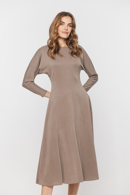 Sukienka z beżowej dzianiny z kobiecymi cięciami - 2