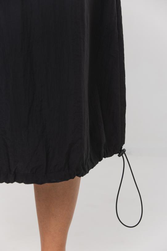 Sukienka z czarnej kreszowanej tkaniny z kieszeniami - 6