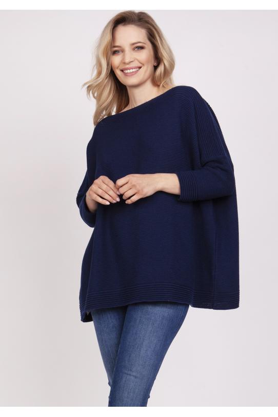 Granatowy sweter o pudełkowym kroju
