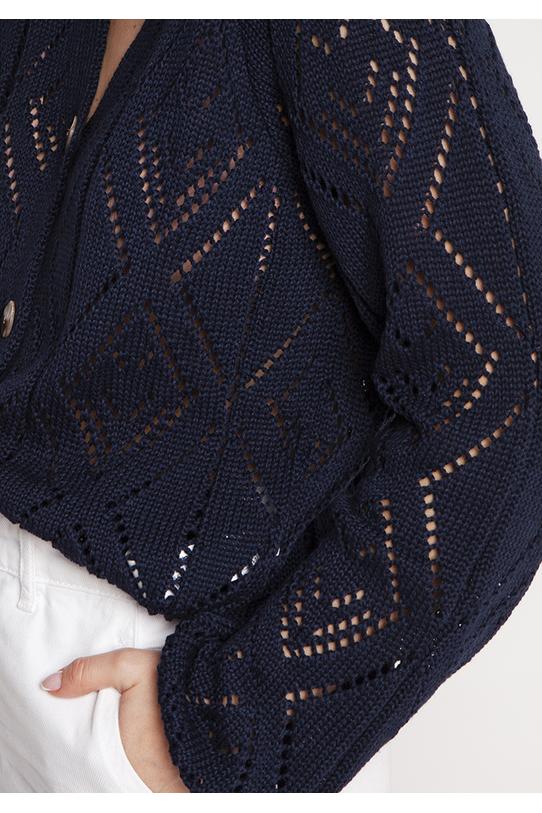 Granatowy sweter o ażurowym splocie