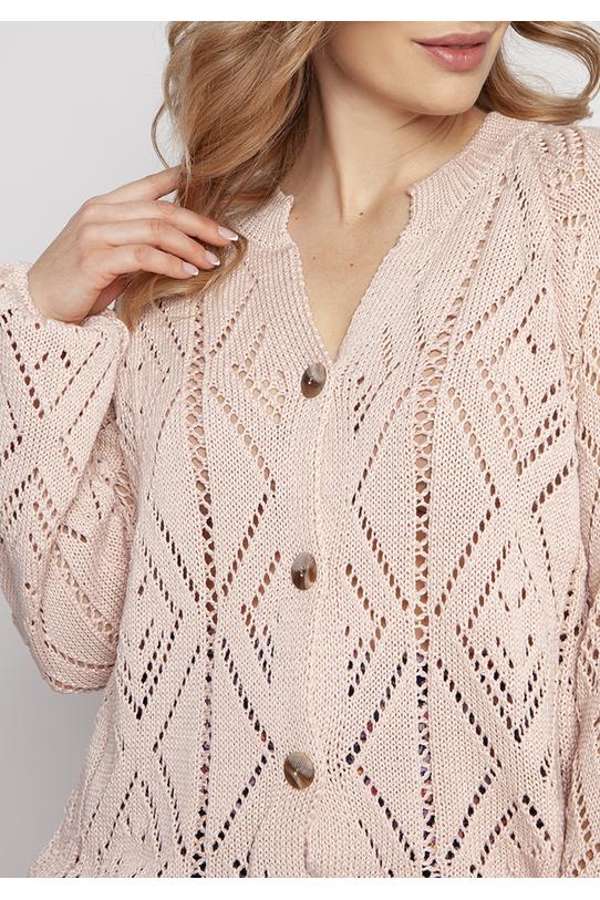 Pudrowy sweter w oversize'owej formie