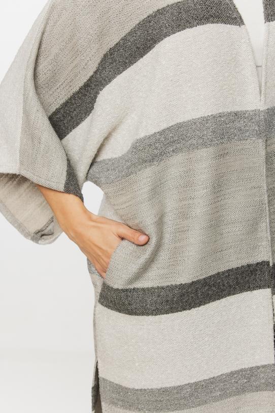 Szara narzutka z szerokimi rękawami z dodatkiem wełny - 7