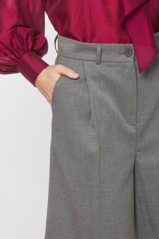 Szare garniturowe szorty z zakładkami w talii - 4