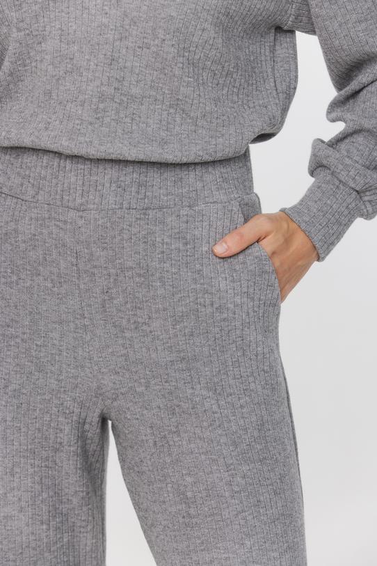 Szare spodnie z ciepłej prążkowanej dzianiny - 4