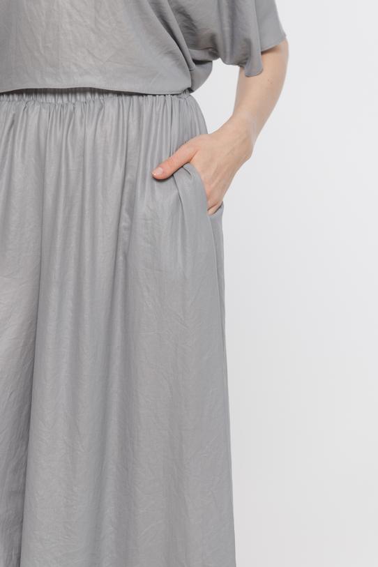 Szare spodnie z delikatnie połyskującej lekkiej tkaniny - 3