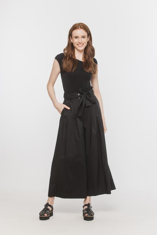 Wizualizacja Szerokie czarne spodnie z bawełną o długości 7/8