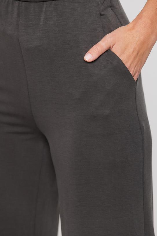 Szerokie grafitowe spodnie dzianinowe z wygodną gumką - 4